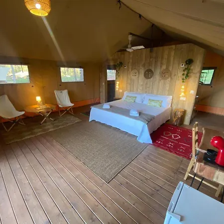 La Salut De Hotel